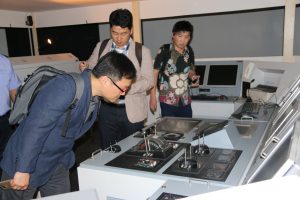 Delegasi Korea Selatan yang sedang belajar tentang kapal perikanan di KM Madidihang 03.