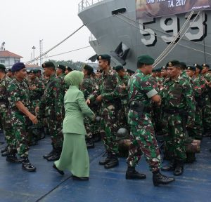 Panglima Divisi I Kostrad Mayor Jenderal TNI A.M. Putranto, S.Sos., didampingi Panglima Kolinlamil Laksamana Muda TNI Agung Prasetiawan, M.AP serta ibu-ibu persit memberikan ucapan selamat kapada pasukan.
