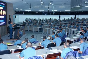 Pangarmabar Laksamana Muda TNI Aan Kurnia, S.Sos., memberikan pembekalan kepada para Pasis Dikreg Seskoal Angkatan 55 Tahun Pendidikan 2017, di Kelas A Gedung R.E Martadinata, Seskoal, Bumi Cipulir, Jakarta Selatan, Selasa (9/5).