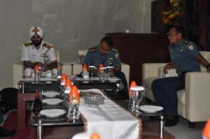 Athase Pertahanan India sedang berdiskusi dengan Wakil Komandan Lantamal V terkait rencana kunjungan empat kapal perang India ke Surabaya.