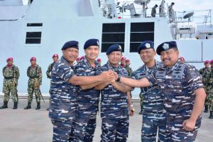 Pangarmabar Laksamana Muda TNI Aan Kurnia, S.Sos., melakukan salam komando dengan pejabat lama dan pejabat baru seusai memimpin Sertijab Asintel dan Asops Pangarmabar di atas KRI Sultan Hasanuddin-366 yang sedang sandar di Pelabuhan Batu Ampar, Batam, Kepulauan Riau. Sabtu (20/5).