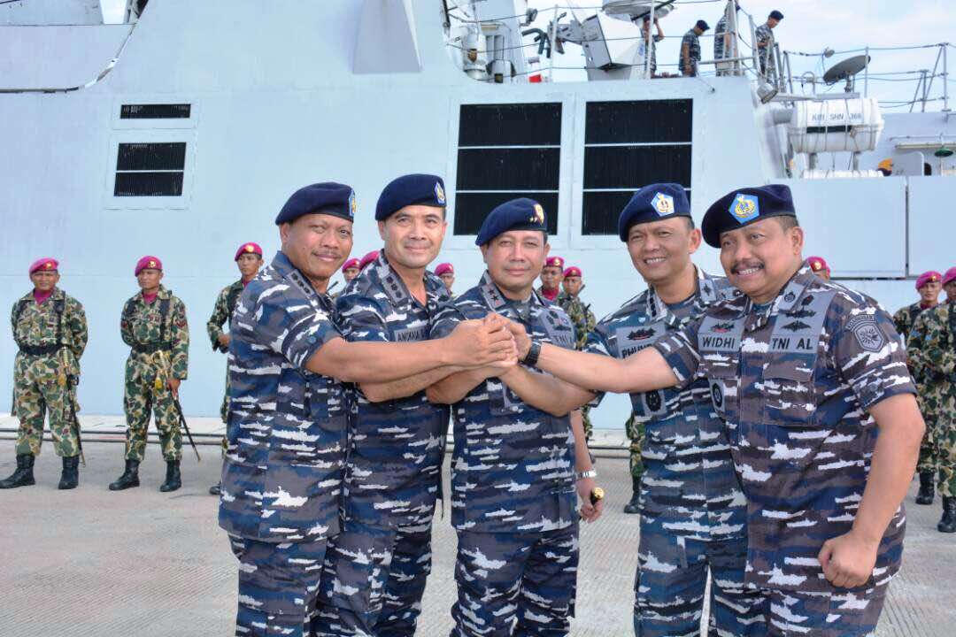 Pangarmabar Meminpin Sertijab Asintel Dan Asops Pangarmabar Di KRI Sultan Hasanuddin – 366