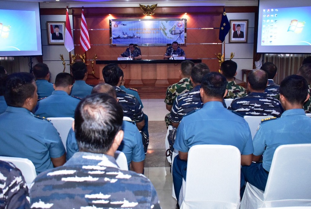 Kasarmabar Laksamana Pertama TNI Yudo Margono, S.E., menerima Tim Safari Intelijen Angkatan Laut Wilayah Barat Tahun 2017 yang dipimpin Kadispamal Laksamana Pertama TNI S. Irawan, S.E., di Aula Yos Soedarso, Mako Koarmabar, Jalan Gunung Sahari No. 67, Jakarta Pusat, Rabu (24/5).