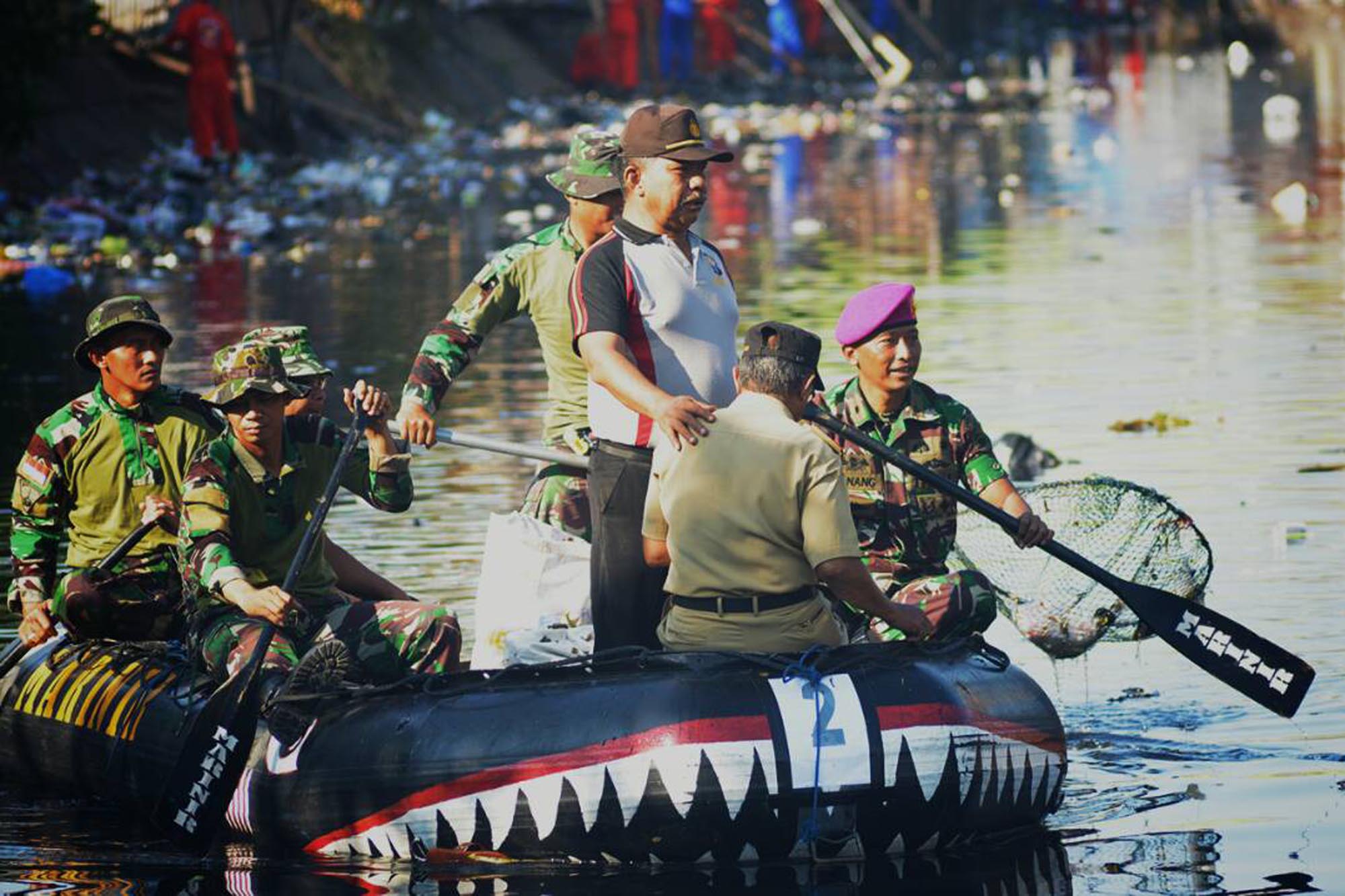 Bakti Kepada Masyarakat, Korps Marinir Bersihkan Kanal Ujung Tanah Makassar