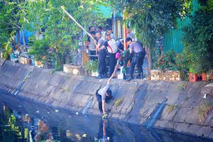 Bersih Kanal Ujung Tanah Makassar, Tampak pada gambar prajurit Marinir dan anggota Polsek Ujung Tanah bahu membahu membersihkan sampah.