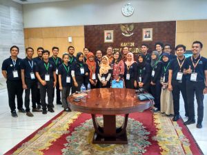 Para finalis dan penyelenggara event Maritim Youth Competition saat sedang berfoto bersama dengan Staf Khusus Keprisidenan di Bina Graha.