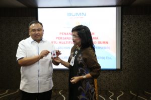 Direktur SDM dan Umum Pelindo III, Toto Heliyanto dan Direktur Hubungan Kelembagaan dan Transaksional Perbankan BNI, Susi Adi Sulistyowati saat  memperkenalkan Kartu ID Card BUMN di Kantor Pusat Pelindo III (23/5).