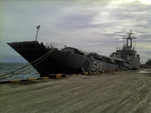  KRI Teluk Lampung kapal perang jenis  Frosch-I/Type 108 milik Kolinlamil yang berada dibawah pembinaan Satlinlamil Surabaya.