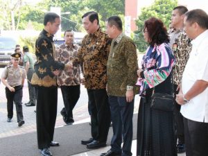 Menteri Koordinator Bidang Kemaritiman Luhut B. Pandjaitan Menyambut Presiden RI Joko Widodo yang Hadir di Rapat Koordinasi Nasional Kemaritiman di Gedung Sasana Kriya TMII, Kamis, (04/05/2017).