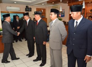 Sekretaris Utama Badan Keamanan Laut Republik Indonesia (Sestama Bakamla RI) Laksda TNI Agus Setiadji, S.A.P. bersalaman dengan para pejabat Eselon III dan VI Bakamla yang baru dilantik di Kantor Pusat Bakamla RI Jalan Dr. Sutomo No. 11 Jakarta Pusat, Kamis (4/5/2017).
