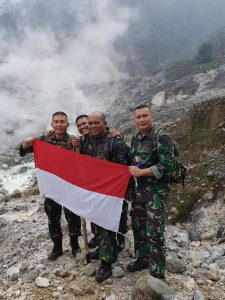 Para prajurit Korps Marinir mengibarkan bendera merah putih di Puncak Gunnung Salak.