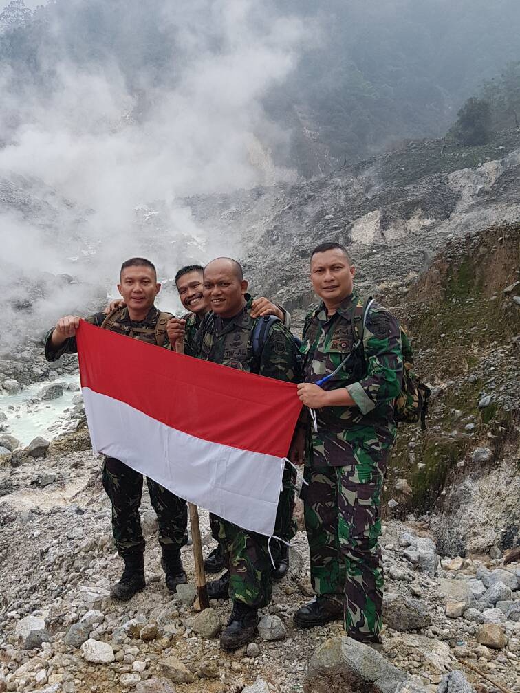Korps Marinir Taklukan Gunung Salak