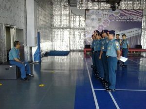 Tim penilai KRI Teladan sedang melaksanakan pengujian secara lisan terhadap para prajurit KRI Banjarmasin 592.