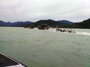 Tim WFQR-4 Koarmabar dibantu nelayan Dabo Singkep menarik kapal yang tenggelam diduga mengalami cuaca buruk di wilayah perairan Dabo Singkep, Tanjungpinang, Kepri, Kamis (1/6).