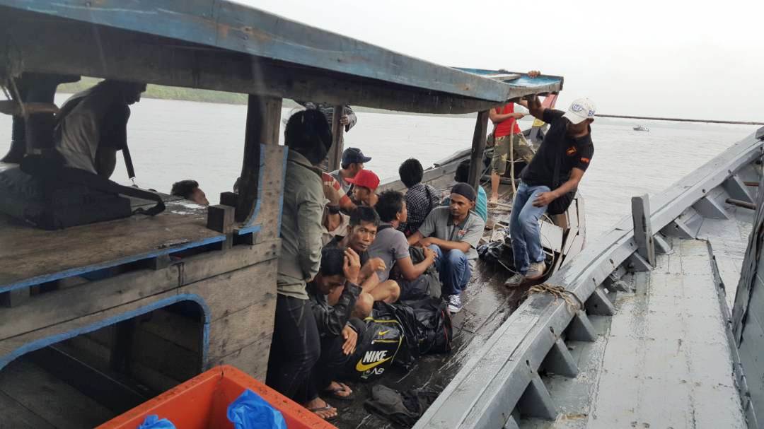 Tim WFQR-1 Koarmabar Tangkap 30 TKI Illegal dari Malaysia