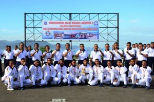 Danlantamal II Padang Laksamana Pertama TNI Rudwin Thalib foto bersama dengan atlet dayung Lantamal II Padang yang berhasil meraih Juara III pada even Bali International Dragon Boat Festival 2017 di Mako Lantamal II Padang, Selasa (6/6).