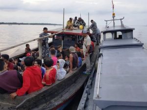 Tim  WFQR-1 Koarmabar mengamanakan 96 TKI llegal yang diangkut KM. Rezeki dari Malaysia di perairan Asahan Sungai Silo, Kabupaten Asahan, Sumut, Minggu (18/6).