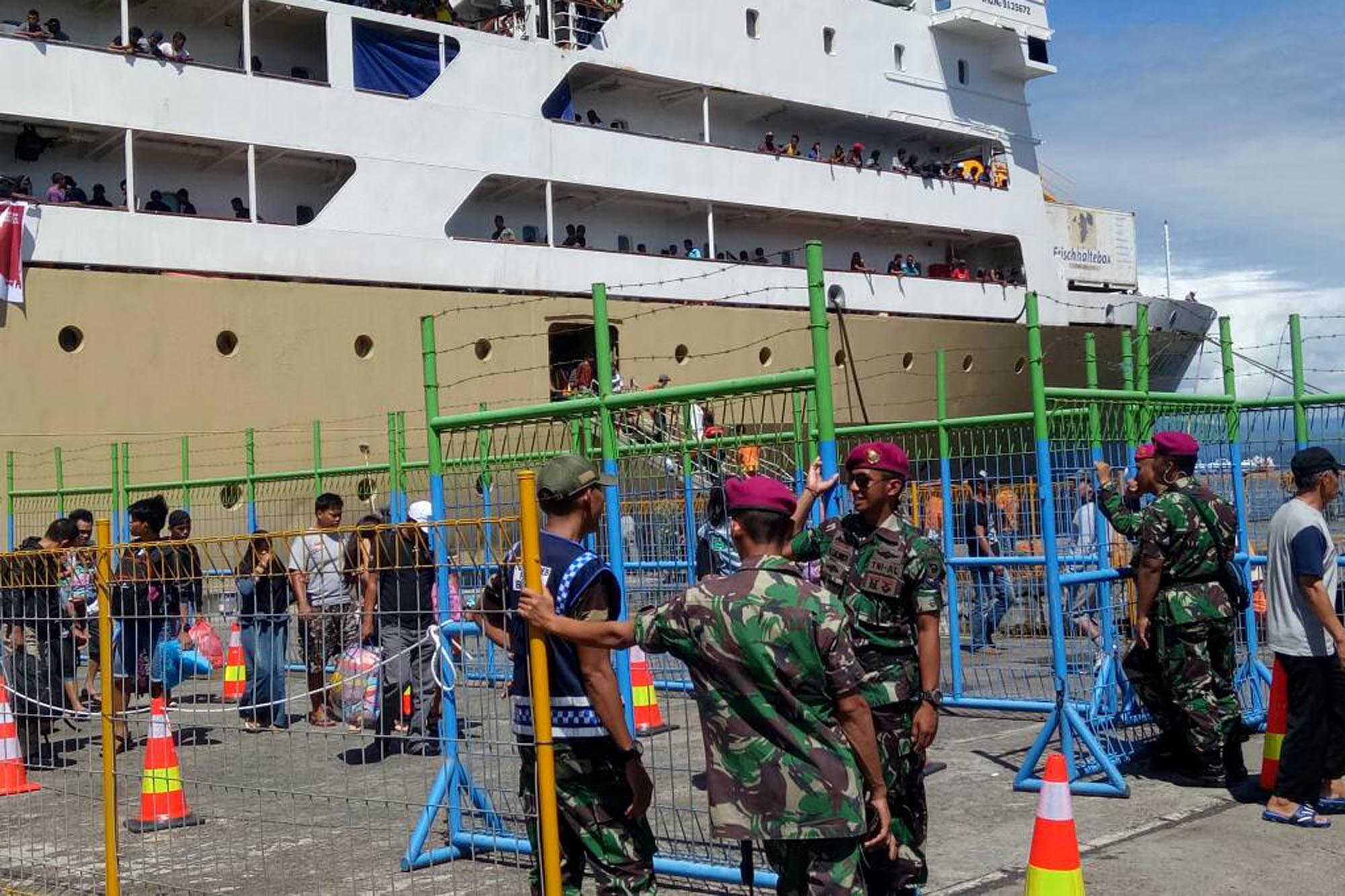 Prajurit Yonmarhanlan VIII Bitung Bantu Amankan Mudik 2017