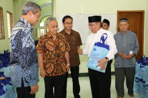 Direksi Pelindo III Bersama Ketua Panitia Pembagian Bingkisan Lebaran, Sudarman di Kantor Pusat PT. Pelindo III, Surabaya (20/6).