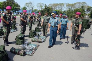 Wakil Asisten Operasi (Waasops) Panglima TNI Laksamana Pertama TNI Nurhidayat mewakili Asops Panglima TNI  Mayjen TNI Lodewyk Pusung mengecek kesiapan Satgasmar Ambalat XXII dan Satgasmar Pulau Terluar XX di lapangan apel Bhumi Marinir Gedangan, Sidoarjo, Jumat (09/06/2017).