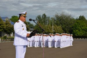 Wadan Pasmar-2 Kolonel Mar Sarjito bertindak selaku Inspektur Upacara pada upacara peringatan Hari Lahir Pancasila di lapangan apel Brigif-2 Marinir Pasmar-2 Cilandak Jakarta Selatan, Kamis (01/06/2017).