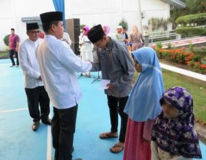 Pangarmabar, Laksamana Muda TNI Aan Kurnia saat berbuka puasa bersama dalam kegiatan Safari Ramadhan dan panen raya ikan di Dumai, Kepulauan Riau (15/6)