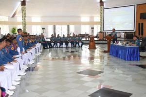 Dankormar memberikan pembekalan kepada para Taruna saat berkunjung ke AAL Bumimoro.