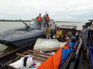 Tim WFQR Lanal Dumai menangkap kapal penyelundup KM Taufik Jaya bermuatan barang bekas (ballpress) 70 goni, garam 30 goni dan 13 orang TKI ilegal di perairan Muara Sungai Kembung Bengkalis, Riau. Rabu (12/7).