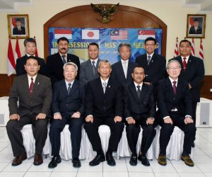 Foto bersama para delegasi Intersessional Malacca – Singapore Strait Electronic Navigational Chart (MSS – ENC) Meeting.