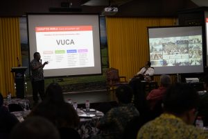 Ahmad Bambang memberikan presentasi tentang buku yang ditulisnya tersebut.