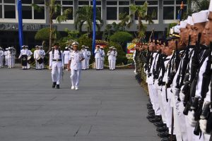 Panglima Kolinlamil Laksda TNI Agung Prasetiawan, M.AP. saat melaksanakan pemeriksaan pasukan pada peringatan HUT ke-56 Kolinlamil di Dermaga Kolinlamil, Jakarta Utara.