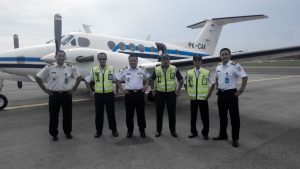 Foto bersama pilot dan kru patroli udara maritim.