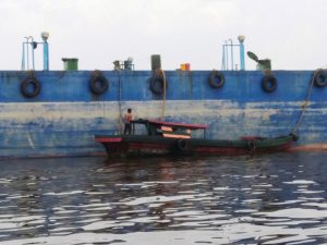 KRI Surik-645 salah satu unsur BKO Guspurla Koarmabar berhasil mengamankan dua kapal bermuatan CPU di Perairan Selat Rupat Minggu, (30/7).