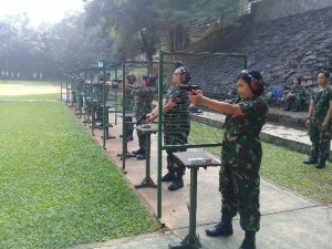 Prajurit Kowal Kolinlamil sedang berlatih menembak pistol jenis Sig Sauer di Lapangan Tembak Marinir, Cilandak.