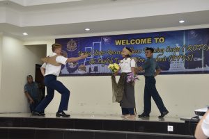 Seni drama yang dimainkan oleh para mahasiswa STTAL yang berkolaborasi dengan para Kadet US Army dalam acara penutupan ROTC.