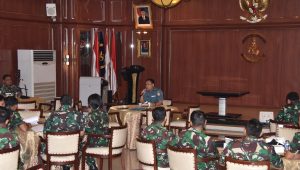 Perwira Kolinlamil yang menjadi responden untuk penelitian dan pengembangan PDH dan PDHL standarisasi TNI AL menerima pengarahan dari Kasubdismatbek Dislitbangal Kolonel Laut (T) Widi Priyanto, S.T.,.