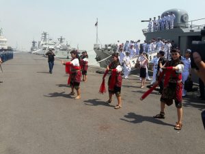 Kedatangan Komandan HTMS Khirirat-432 CDR Kongrit disambut dengan Tari Remo yang merupakan tarian khas Jawa Timur.