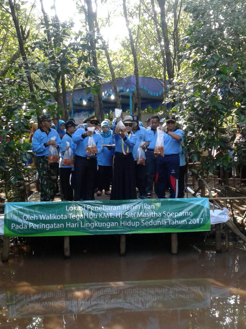 Walikota Tegal KMT. Hj. Siti Mashita Soeparno bersama Danlanal Tegal Letkol Marinir SB Manurung serta beberapa tokoh masyarakat Kota Tegal lainnya melakukan penebaran benih ikan yang merupakan salah satu dari rangkaian acara peringatan Hari Lingkungan Hidup Kota Tegal.