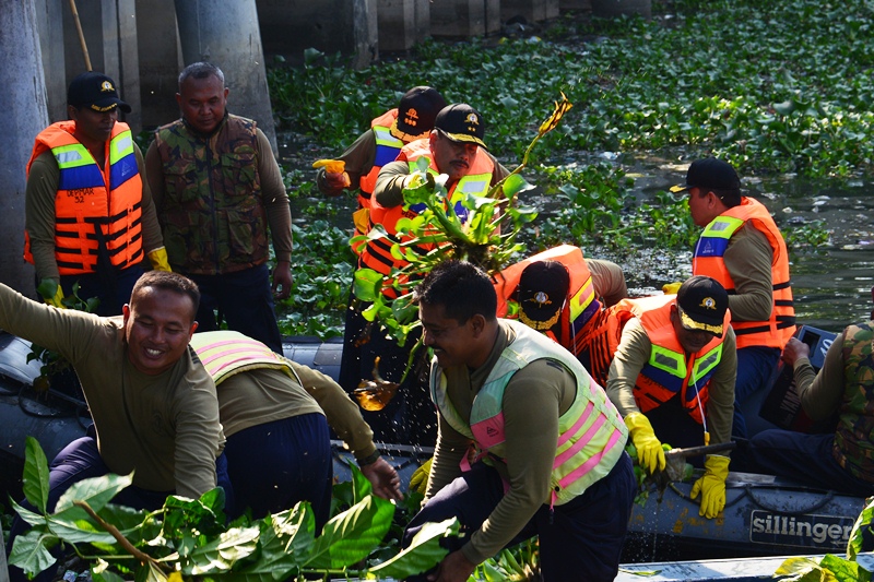 Gubernur AAL Pimpin Aksi Bersih Bozem Morokrembangan