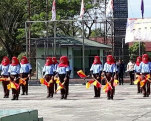 Pramuka Saka Bahari Lanal Dumai menampilkan Tari Semapore dengan alphabet A sampai Z pada acara Apel Besar Pramuka.