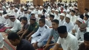 Para prajurit TNI berbaur dengan masyarakat alam doa bersama 171717 di Masjid Agung Bangkalan, Madura (17/8).