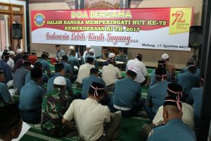Doa bersama umat Islam Lanal Malang.