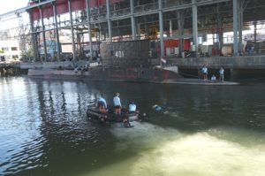 Prajurit Satkopaska Koarmabar  melaksanakan latihan pemantapan selam tempur  yang dipimpin Dansatkopaskaarmabar Kolonel Laut (P) Baroyo Eko Basuki, M.M., di Dermaga Satuan Satsel Koarmatim Ujung Surabaya, Jawa Timur, Kamis (24/8).