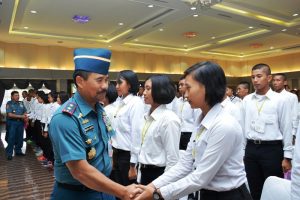 Gubernur AAL Laksamana Muda TNI Wuspo Lukito, S.E., M.M., menyalami para calon taruna seusai memberikan pembekalan di Gedung Maspardi, AAL, Bumimoro, Surabaya (31/7).