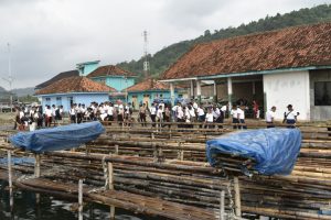 Lanal Lampung bersama masyarakat melakukan kegiatan kegiatan bersih-bersih pantai di sekitar pantai dan pelabuhan perikanan Lempasing, Way Tataan, Bandar Lampung, Selasa (22/08).