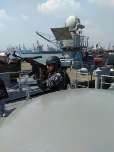 Prajurit Koarmabar sedang melakukan simulasi VBSS.