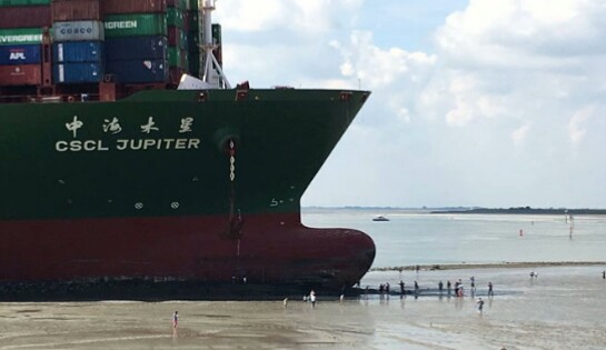 Kapal Petikemas Raksasa Kandas di Sungai Scheldt Belanda