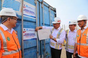 Pengiriman semen sebanyak 2700 sack ke wilayah Waingapu, dan Rote.