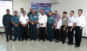 Safari Hidrografi. Kapushidrosal Laksamana Muda TNI Harjo Susmoro saat foto bersama dengan stake holder kemaritiman di Kepri.