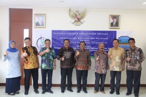Direktur Perikanan Budidaya KKP, Slamet Soebijakto berfoto bersama setelah pendatanganan kesepakatan bersama dengan pemerintah Kabupaten Pangandaran dalam rangka persiapan hibah lahan untuk kegiatan revitalisasi perairan umum, Jumat (4/8).